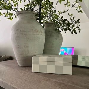 Checkered threshold box